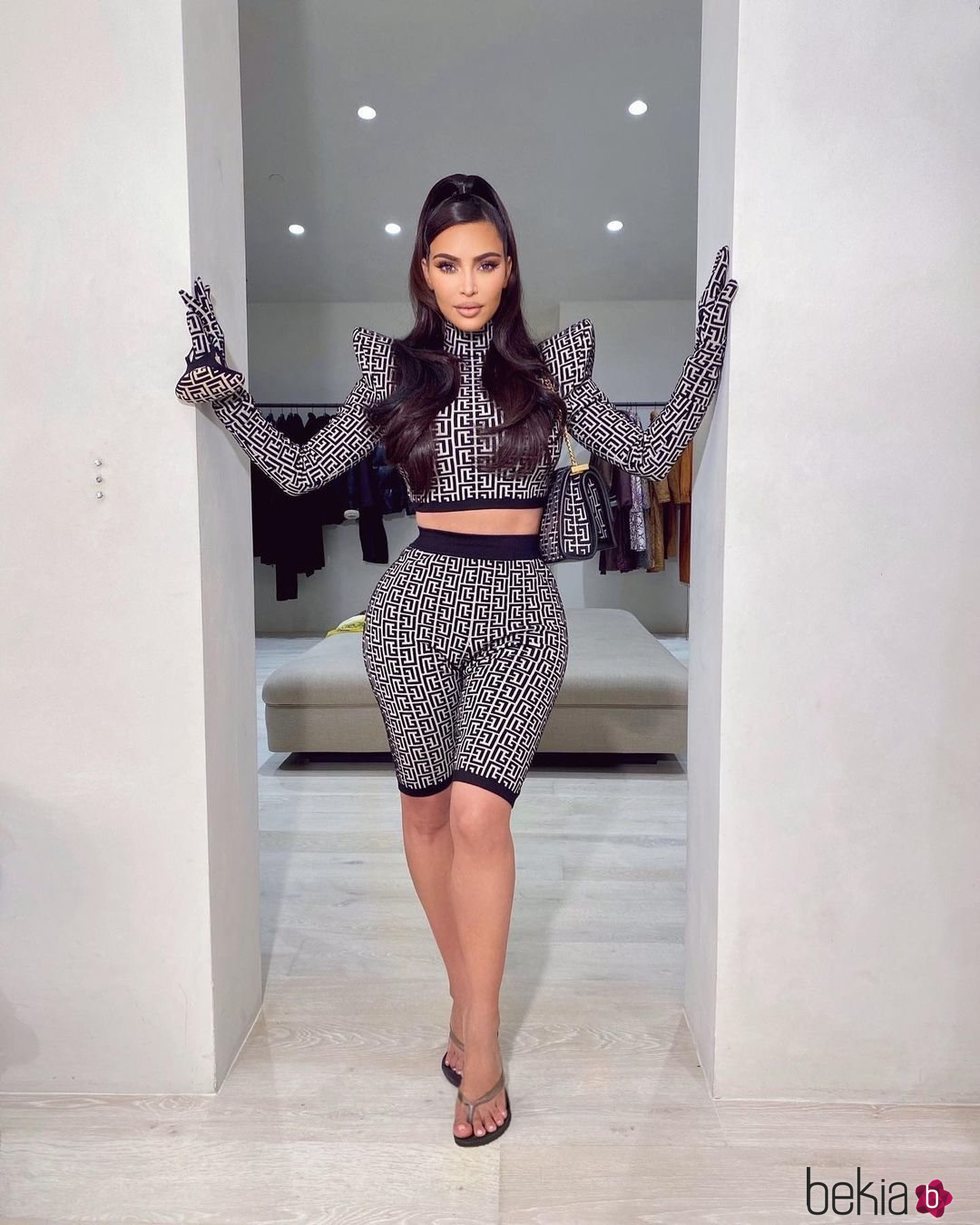 Kim Kardashian con un total look de la colección 1945 de Balmain