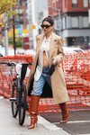 Emily Ratajkowski con la camisa abierta para presumir de barriga de embarazada