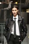 Bella Hadid durante un desfile en París luciendo un look con corbata