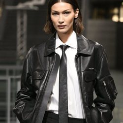 Bella Hadid durante un desfile en París luciendo un look con corbata