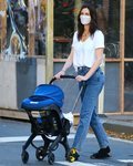 Hilary Rhoda on un look desaliñado dando un paseo por Nueva york