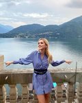 Chiara Ferragni con una camisa vestido y cinturón