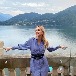 Chiara Ferragni con una camisa vestido y cinturón
