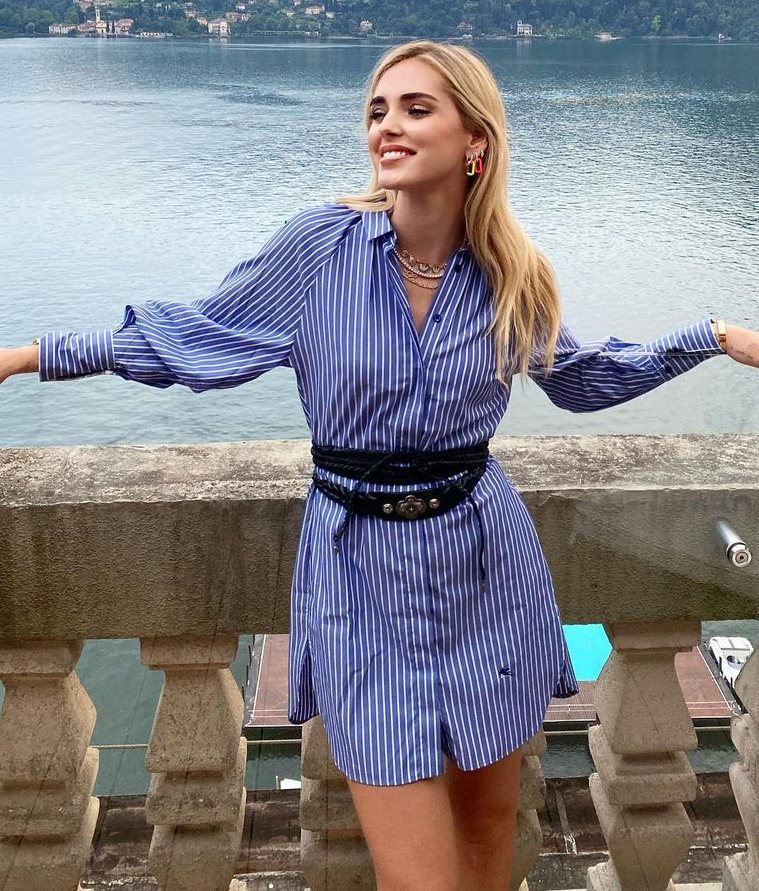 Chiara Ferragni con una camisa vestido y cinturón