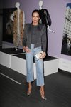 Nieves Álvarez con un look casual en la exposición 'ELLE, 75 an?os al lado de la mujer'