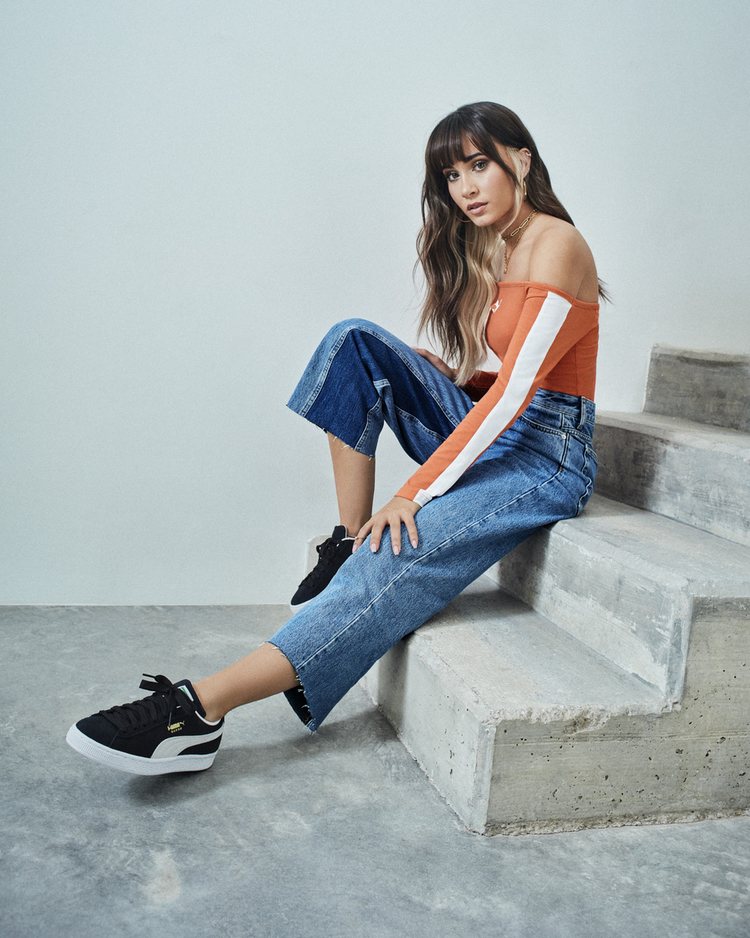 Aitana con las PUMA Suede en color negro