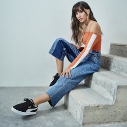 Aitana con las PUMA Suede en color negro