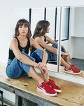 Aitana con las PUMA Suede en color rojo