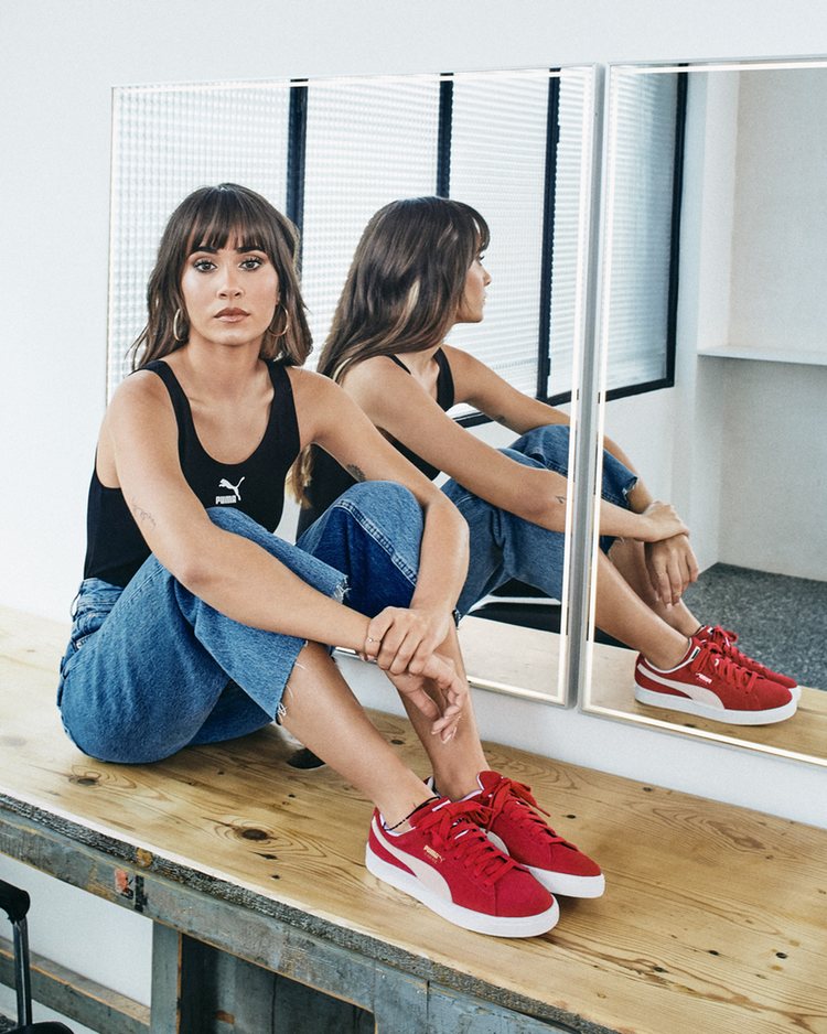 Aitana con las PUMA Suede en color rojo