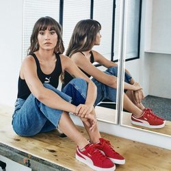 Aitana con las PUMA Suede en color rojo
