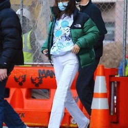 Bella Hadid con un abrigo plumas verde de The North Face