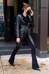 Hailey Baldwin con un total look negro en Nueva York