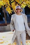 Beatriz Tajuelo con un look sporty en color beige y gorra de Hiker