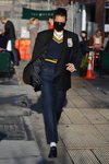 Bella Hadid con un look estilo uniforme por las calles de Nueva York