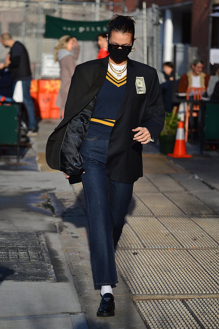 Bella Hadid con un look estilo uniforme por las calles de Nueva York