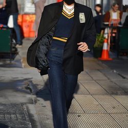 Bella Hadid con un look estilo uniforme por las calles de Nueva York