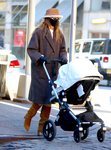 Gigi Hadid apuesta por un bucket hat para resguardarse del frío en Nueva York
