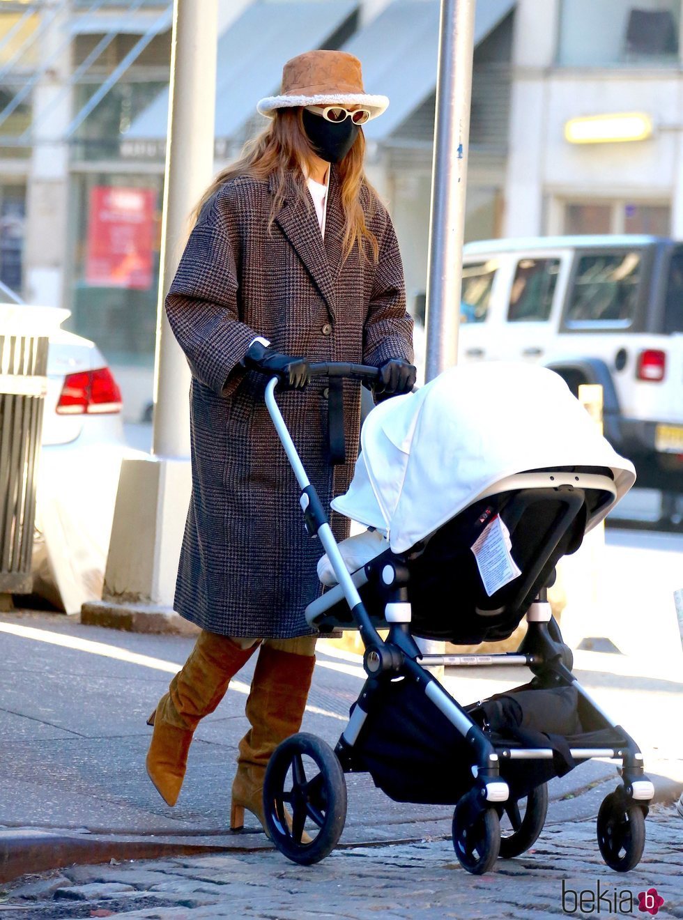 Gigi Hadid apuesta por un bucket hat para resguardarse del frío en Nueva York