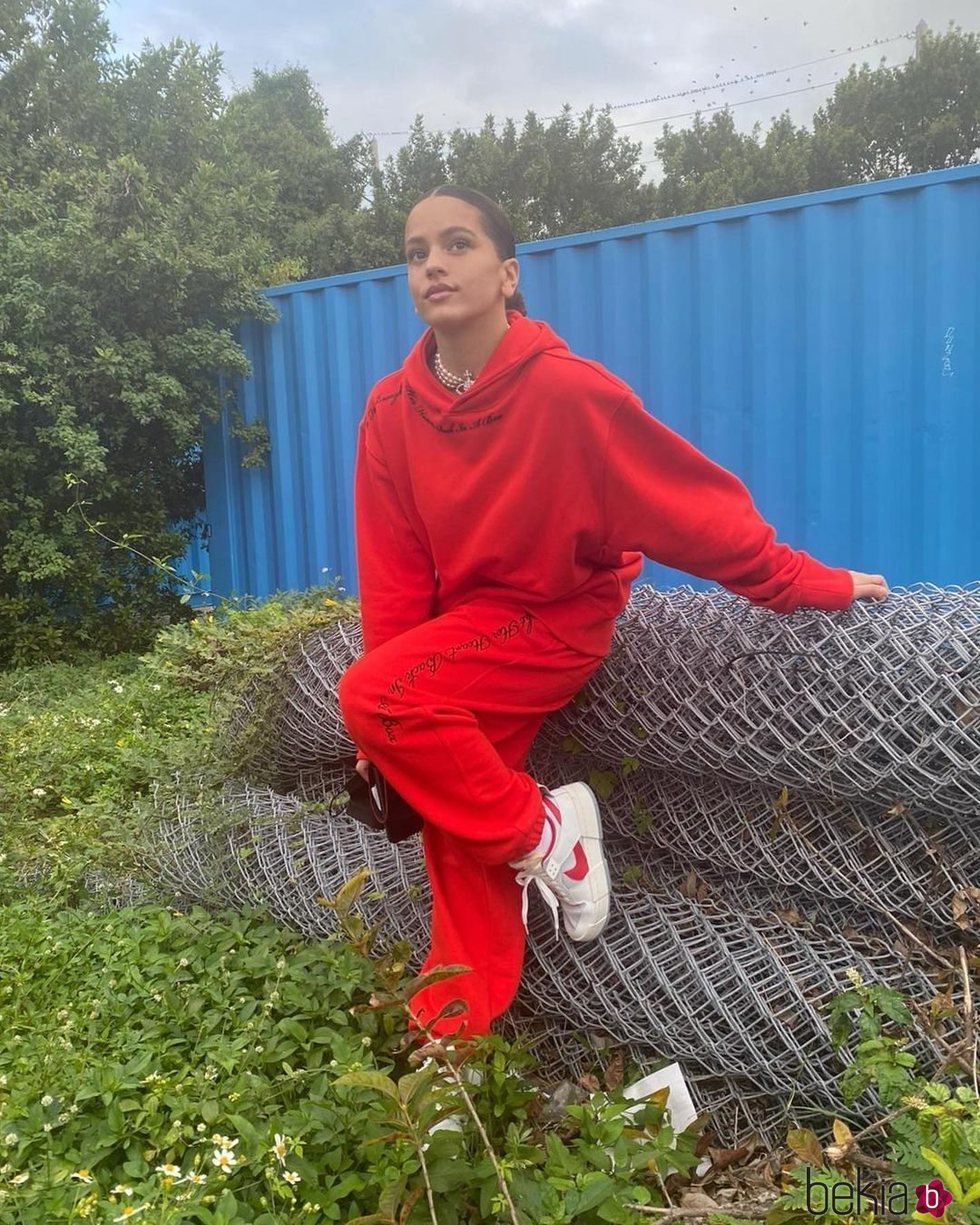 Rosalía combina un chándal rojo, deportivas y un collar  de perlas