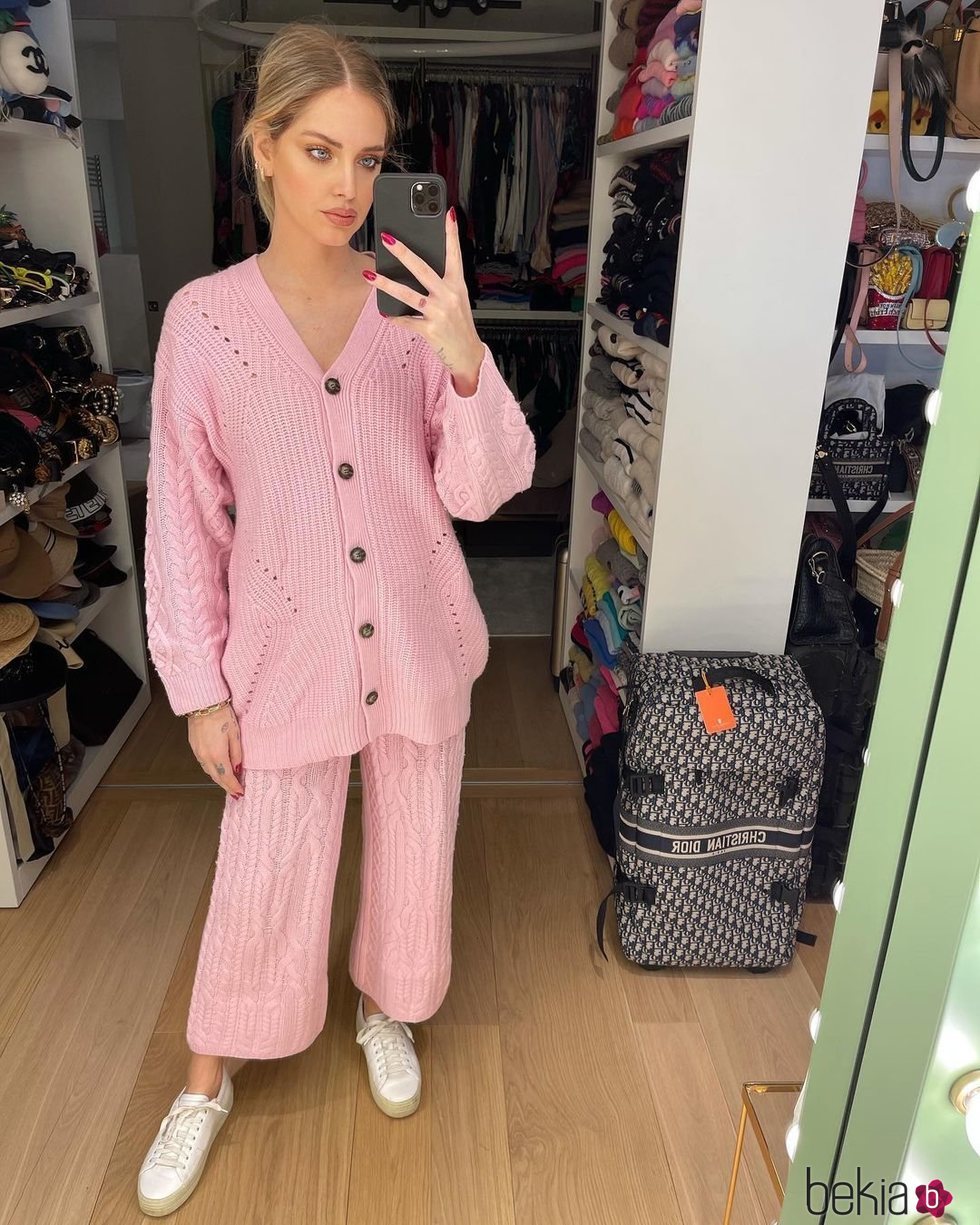 Chiara Ferragni con un conjunto de punto en color rosa
