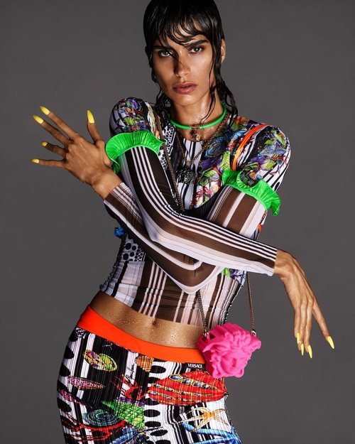 Mica Argañaraz protagonizando la campaña primavera/verano 2021 de Versace
