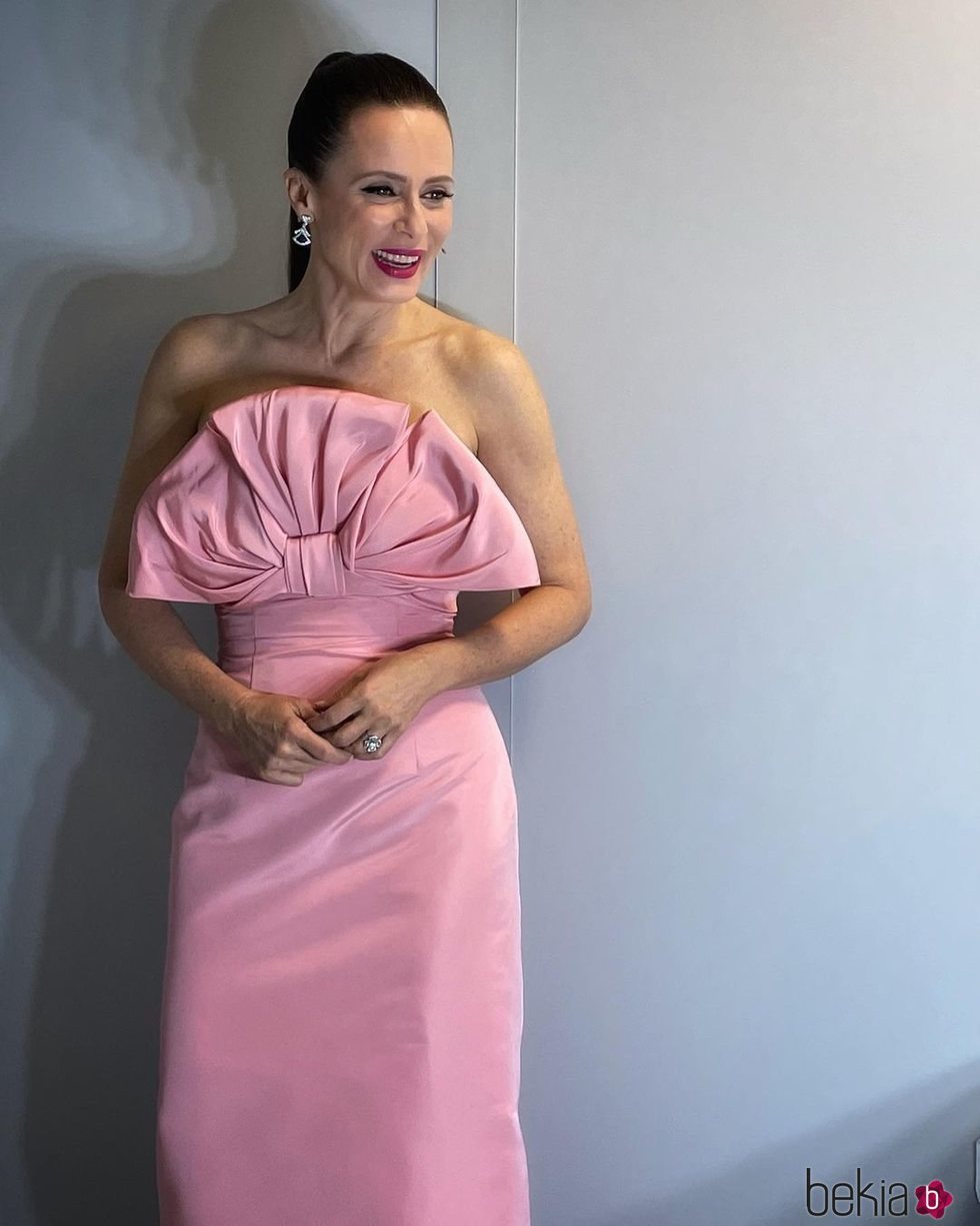 Aitana Sánchez-Gijón con un vestido rosa de Carolina Herrera en los Premios Forqué 2021