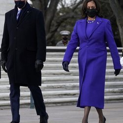 Kamala Harris vestida de Christopher John en la toma de posesión de Joe Biden