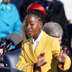 Amanda Gorman vestida de Miuccia Prada en la toma de posesión de Joe Biden