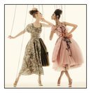 Julia Nobis y Yasmin Wijnaldum en la campaña primavera/verano 2021 de Moschino
