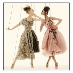 Julia Nobis y Yasmin Wijnaldum en la campaña primavera/verano 2021 de Moschino