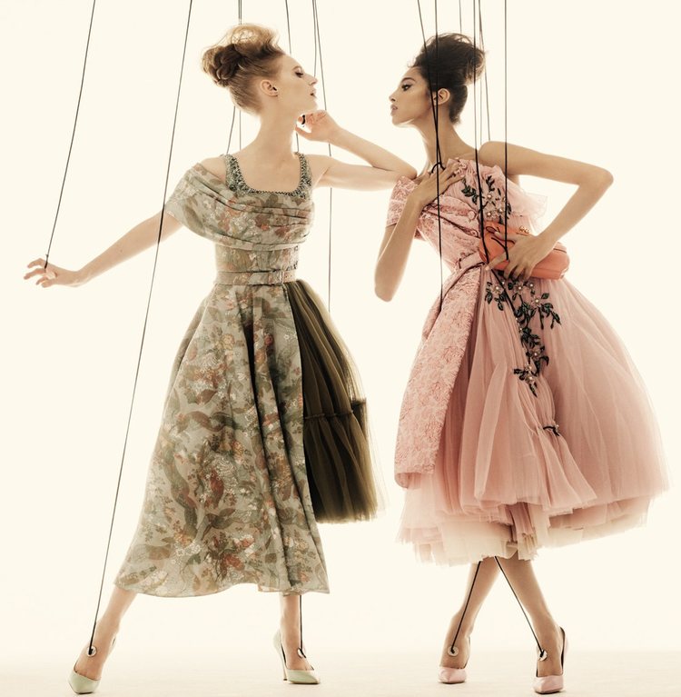Julia Nobis y Yasmin Wijnaldum en la campaña primavera/verano 2021 de Moschino