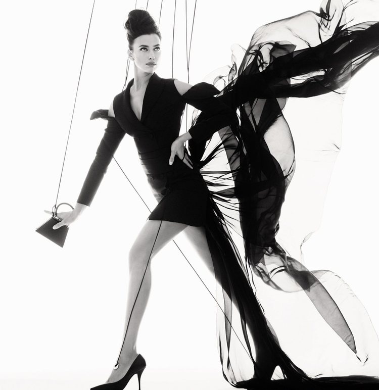 Irina Shayk en la campaña primavera/verano 2021 de Moschino