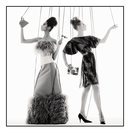Yasmin Wijnaldum y Julia Nobis en la campaña primavera/verano 2021 de Moschino
