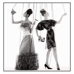 Yasmin Wijnaldum y Julia Nobis en la campaña primavera/verano 2021 de Moschino