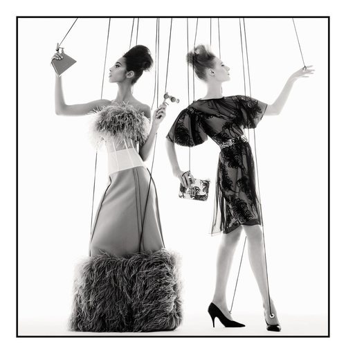 Yasmin Wijnaldum y Julia Nobis en la campaña primavera/verano 2021 de Moschino