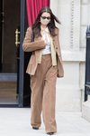 Bella Hadid con un traje de pana durante la Semana de la Moda Alta Costura de París