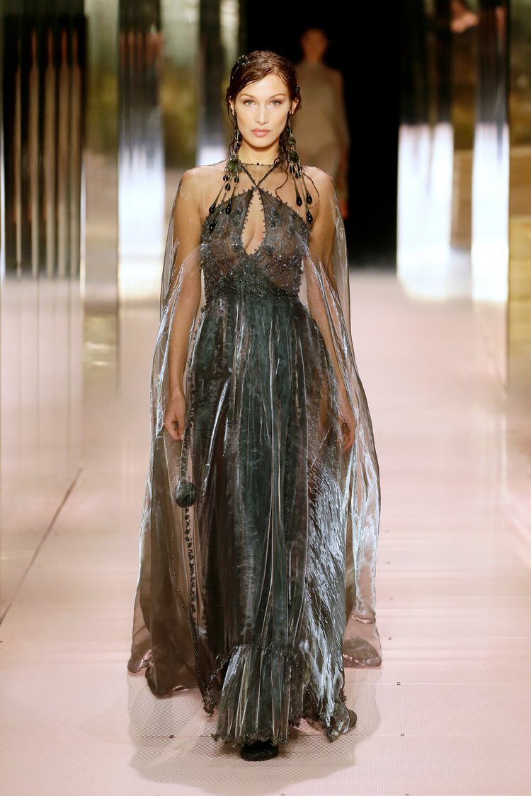 Look 3 (Bella Hadid) de la colección Alta Costura primavera/verano 2021 de Fendi