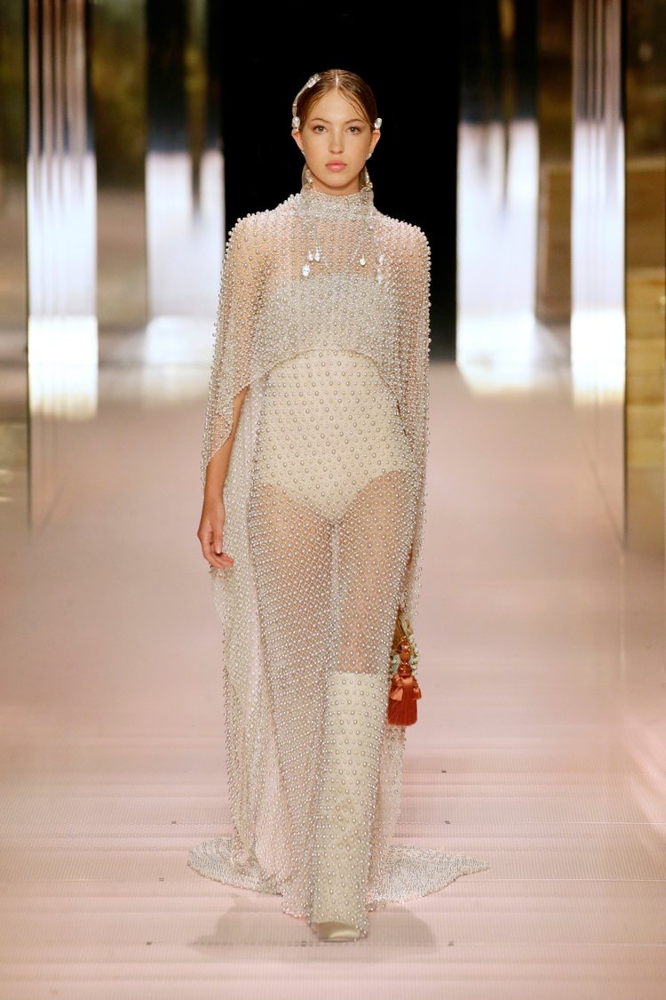Look 4 (Lila Grace Moss) de la colección Alta Costura primavera/verano 2021 de Fendi
