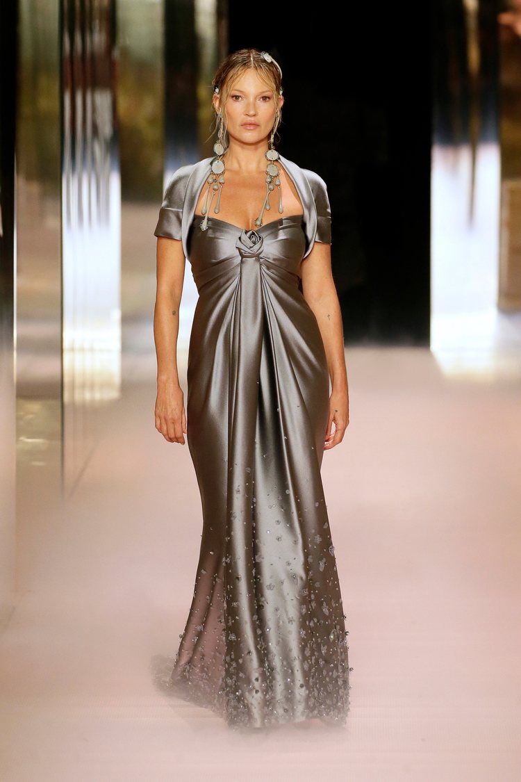 Look 5 (Kate Moss) de la colección Alta Costura primavera/verano 2021 de Fendi