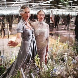 Kate Moss y su hija Lila Grace en el desfile de la colección Alta Costura primavera/verano 2021 de Fendi