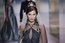 Bella Hadid en el desfile de la colección Alta Costura primavera/verano 2021 de Fendi
