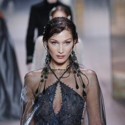 Bella Hadid en el desfile de la colección Alta Costura primavera/verano 2021 de Fendi
