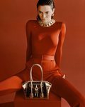 Kendall Jenner con un total look rojo en la campaña primavera/verano 2021 de Givenchy