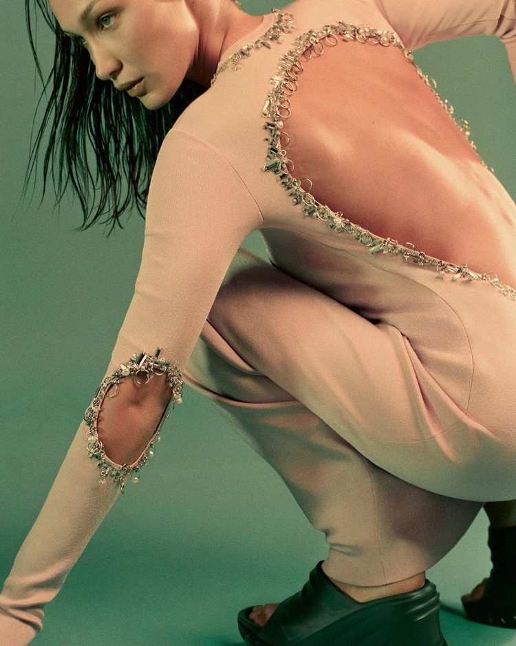 Bella Hadid con un vestido amarillo en la campaña primavera/verano 2021 de Givenchy