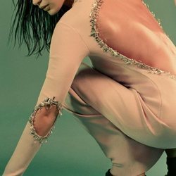 Bella Hadid con un vestido amarillo en la campaña primavera/verano 2021 de Givenchy