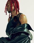 Playboi Carti con un total look negro en la campaña primavera/verano 2021 de Givenchy