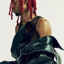 Playboi Carti con un total look negro en la campaña primavera/verano 2021 de Givenchy