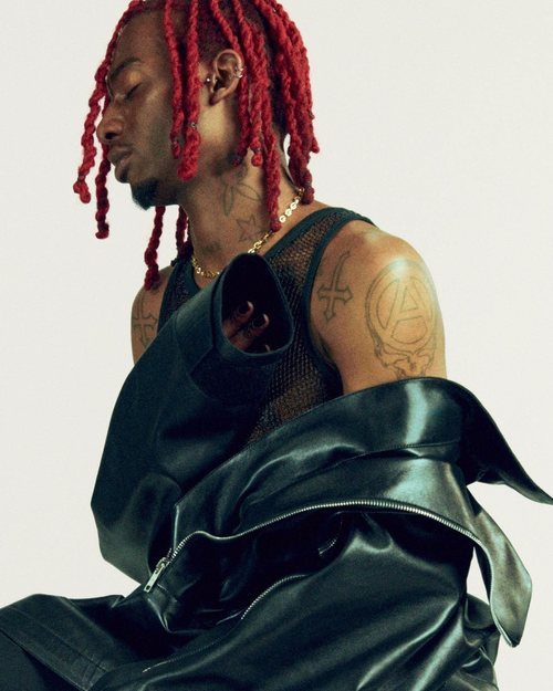 Playboi Carti con un total look negro en la campaña primavera/verano 2021 de Givenchy