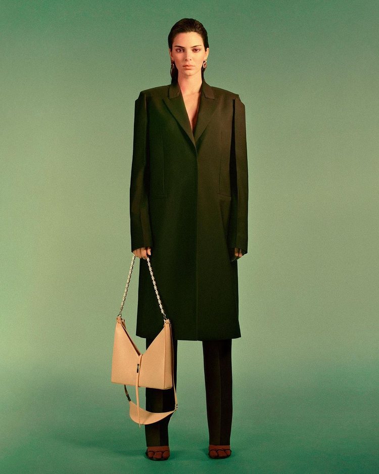 Kendall Jenner con un total look negro en la campaña primavera/verano 2021 de Givenchy