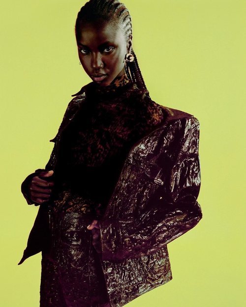Anok Yai con un total look marron en la campaña primavera/verano 2021 de Givenchy